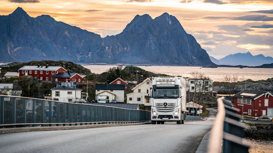 Lofoten'den Kuzey Kap'a kadar. ServiceNord Engros AS şirketinin güçlü Actros 2563 araçları Kuzey Norveç'te günlük ihtiyaç duyulan gıdaları ve malları dağıtıyor.