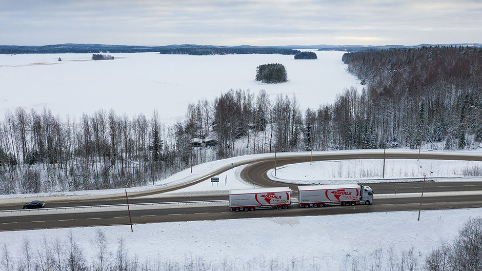 Vast distances, bitterly cold weather: Finnish transport companies operate under fierce conditions, and that calls for smart solutions. Vähälä Logistics found one such solution in the form of the new Actros.