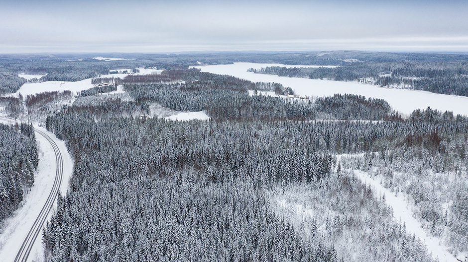 Grandes distances, températures ingrates: Les transporteurs finlandais travaillent dans des conditions difficiles qui exigent des solutions judicieuses. Vähälä Logistics a trouvé l’une d’elles avec le nouvel Actros.