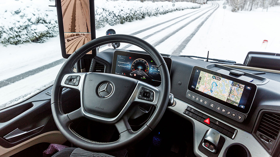 Elevato comfort di comando: Il Multimedia Cockpit offre molte opzioni agli autisti, mantenendo la grande chiarezza e leggibilità.