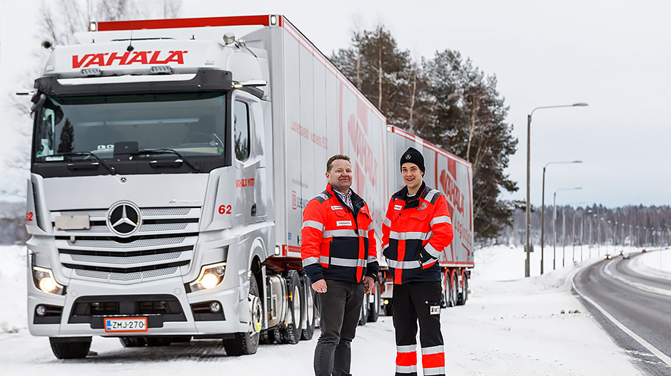 Tutto sotto controllo: Elias Salonen (a destra), autista e nipote del CEO Ville Vähälä, ha preso subito confidenza con il nuovo Actros nella configurazione di autotreno extralungo.