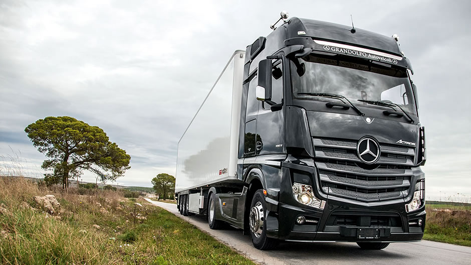 Beautiful and strong. Andrea Mallardi opted for the Actros 1863 Brutale with fine chrome components and 463 kW output – as a flagship for Carmagn.
