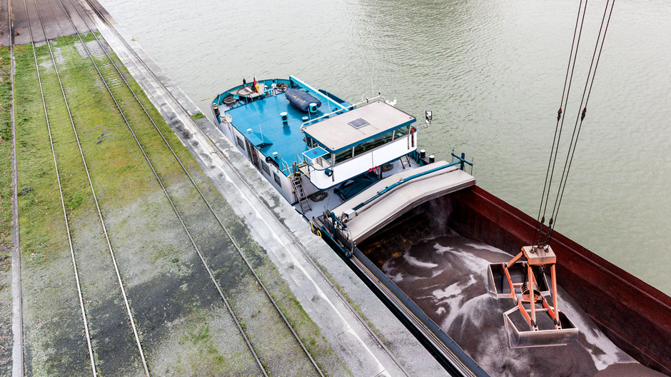 Embarcado. A bordo de la «Inga R.», la barcaza fluvial de los Rüdebusch, se lleva el árido mineral a Hamburgo.