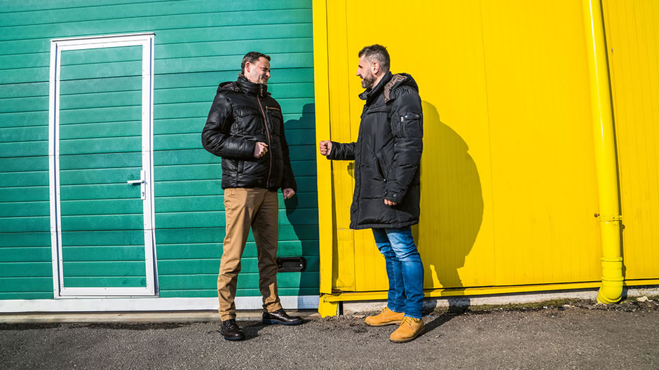 Οι σωστές συμβουλές. Ο Sebastian Kiss (δεξιά) επικοινωνεί τακτικά με τον προσωπικό του σύμβουλο για τη Mercedes ServiceCard Iulian Alexe – …