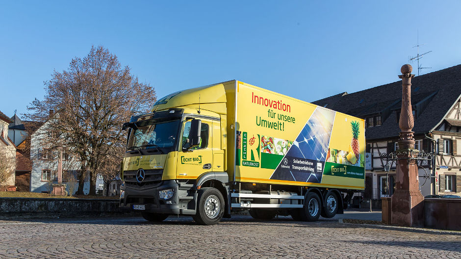 Gelbe Flotte. Der „Solar-Antos“ ist der jüngste von insgesamt 35 Lkw der Rinklin-Flotte. Rinklin unterstützt Hersteller TBV bei der Entwicklung der solarenergie-gespeisten Kühlanlage.