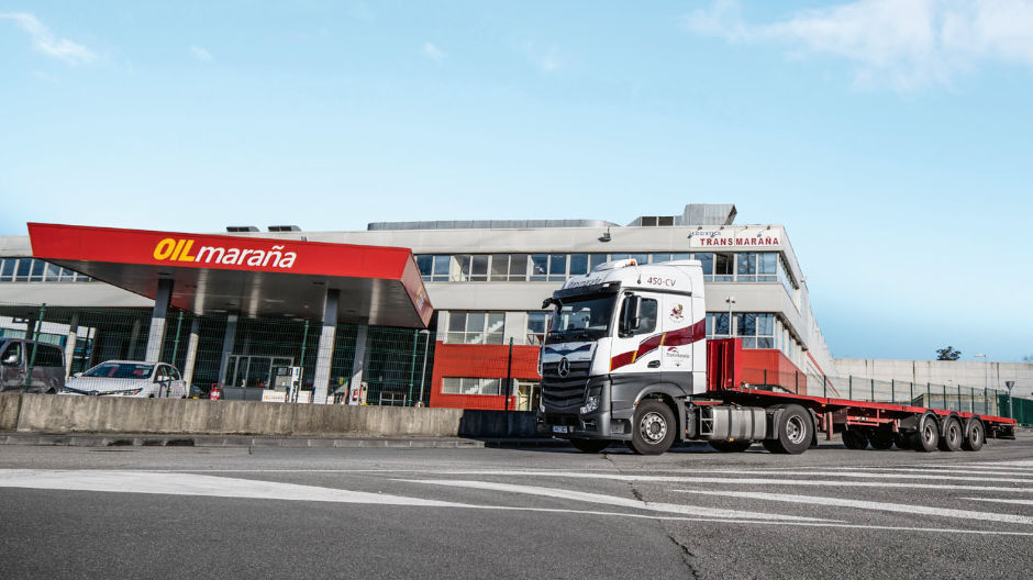Steady growth. The corporate headquarters of Transmaraña, with service station, and an Actros on its way to pick up a container.