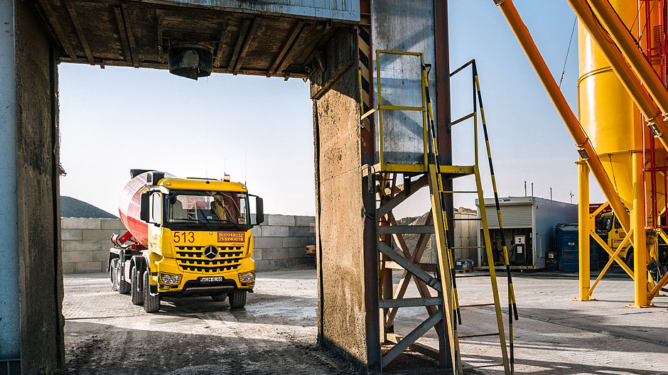 Experte für den Bauverkehr. Die meisten der Budokrusz-Fahrzeuge sind Trucks von Mercedes-Benz. Der Arocs hat sich für die Anforderungen des Betonlieferanten bewährt.