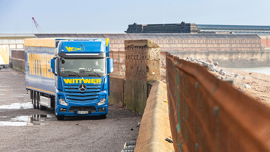 Doverissa. Wittwerin kuorma-autot vievät saarivaltioon tavaraa aina sanomalehtipaperista autoteollisuuden käyttöön tarkoitettuihin osiin – ja palaavat esimerkiksi kierrätystavaralla kuormattuina.