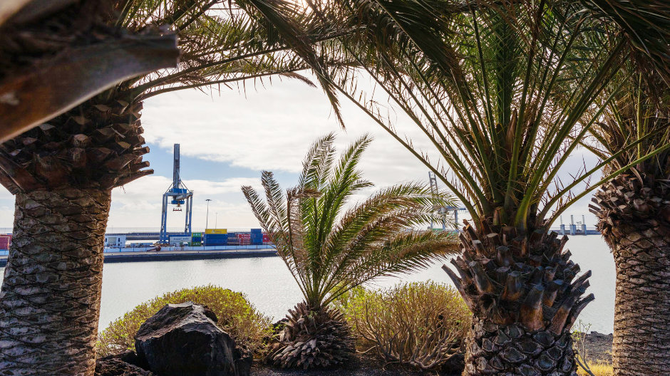 Byggemateriale til havnen. Hvert år transporterer lastbilerne fra Grupo Tiagua ca. 500.000 ton tilslagsmateriale på hele øen.