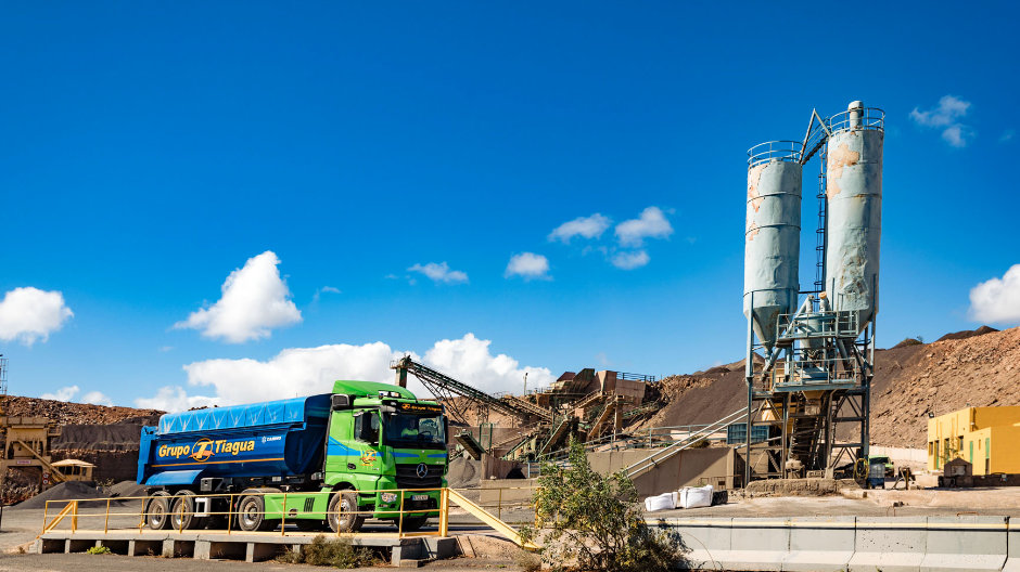 Stavební materiál pro přístav. Nákladní vozidla koncernu Grupo Tiagua přepraví každý rok 500 000 tun kameniva po celém ostrově.