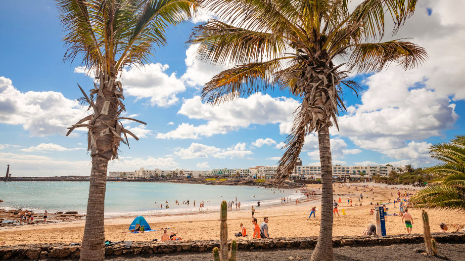 Sector económico clave. La economía de Lanzarote gira en torno a la industria turística. La isla recibe al año casi dos millones de turistas.