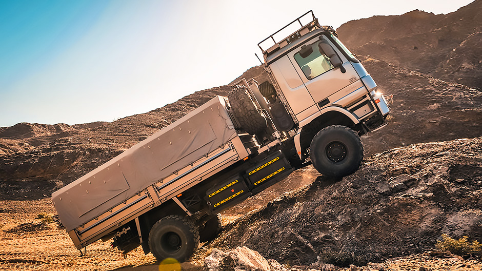 Over the top. Looks a bit adventurous, but ends well: the third-generation Actros tipper climbing a sand dune.