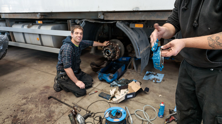 Formación con la estrella. El taller propio con mecánicos empleados en puestos fijos se encarga del mantenimiento de los camiones.
