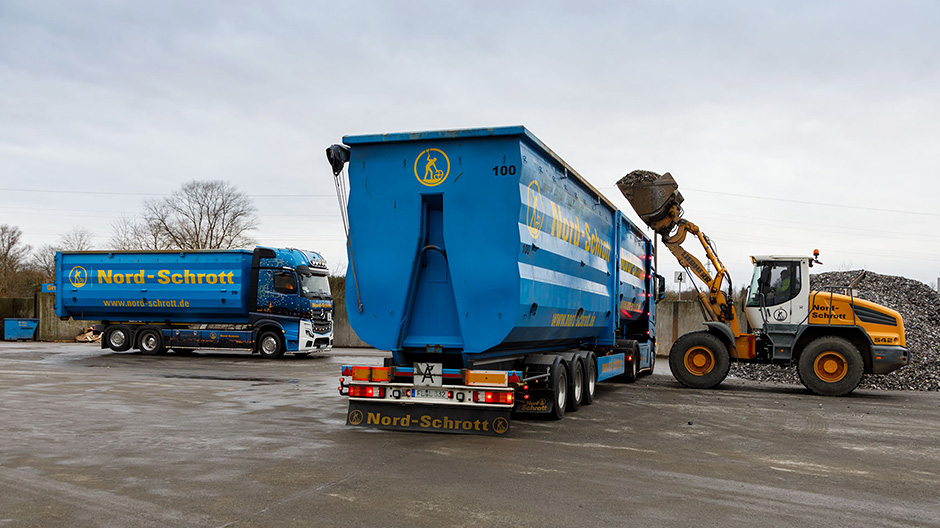 10 tone per recipient: în parcul industrial de reciclare din Flensburg, un încărcător frontal încarcă un container rulant înaintea călătoriei spre Suedia.