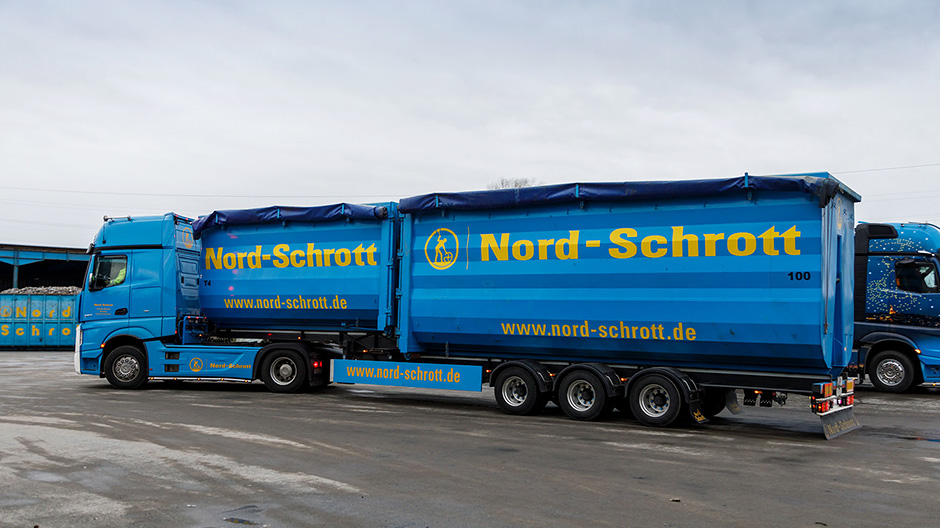 Danmark-transfer: Containrarna måste transporteras till den danska sidan på två lastbilar. I Danmark och Sverige får 60-tons-Gigalinern köra på de flesta sträckor.