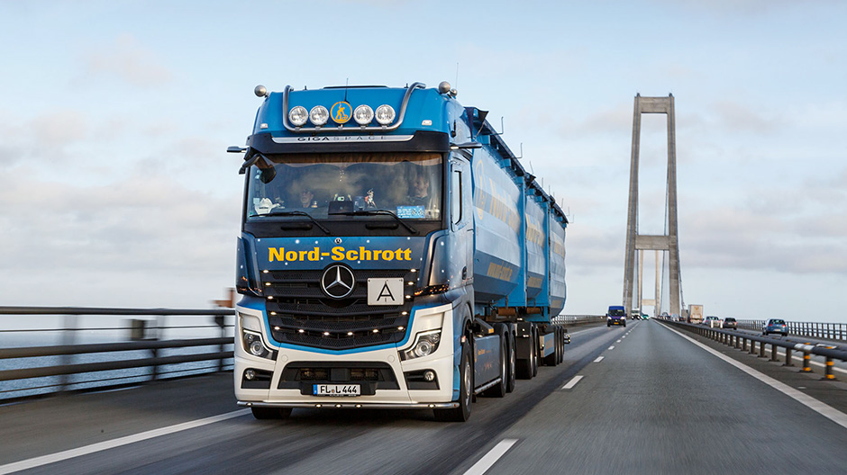 Des géants: Le méga-camion de 60 tonnes de Nord-Schrott franchit le « Storebæltsbroen » : avec une portée principale de 1 624 m, c’est le plus long pont suspendu d’Europe.