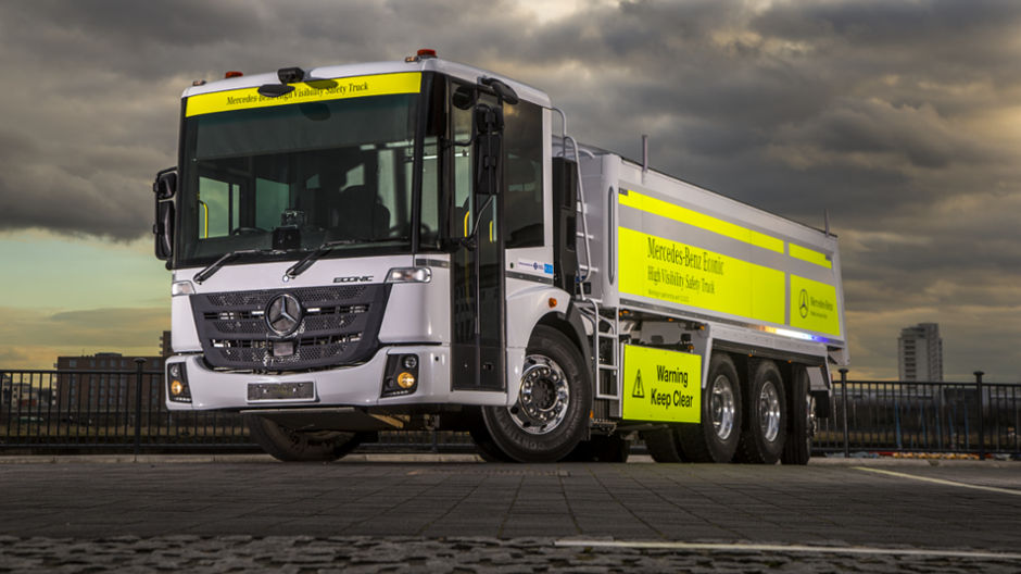 Top performance in tight spaces. In confined urban environments the Econic demonstrates its qualities as a manoeuvrable truck with an ideal package for the safety of people and the environment.