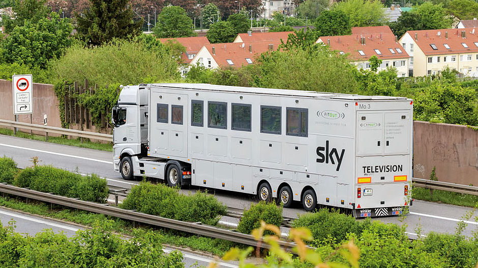 De wedstrijd als doel. De Sky Truck met de Actros 1848 als trekker zet koers naar de Mercedes-Benz Arena in Stuttgart.