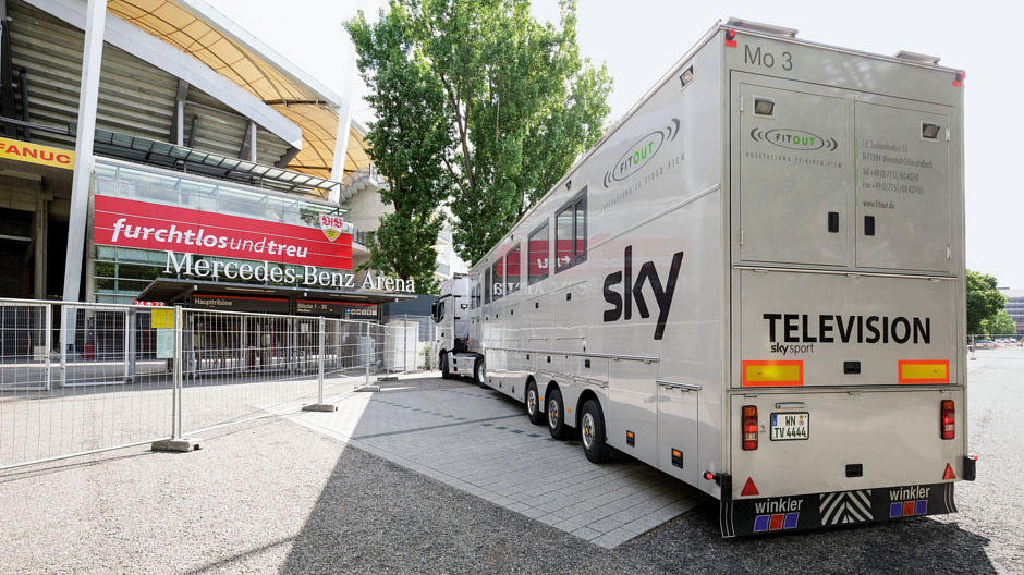 Lugar de estacionamento na primeira fila. De manhã cedo, muito antes dos adeptos, o Sky Truck chega à Mercedes-Benz Arena em Estugarda.