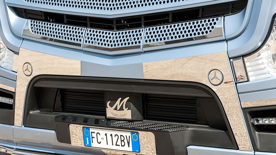 Point d'orgue. L'Actros Brutale est une version spéciale commercialisée par Mercedes-Benz Italia qui se distingue par ses nombreux équipements en acier inoxydable.