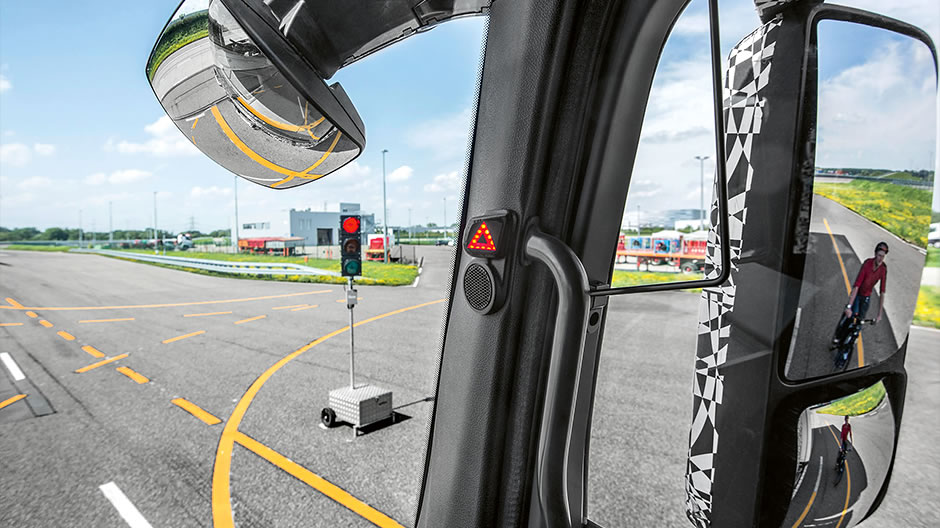 Exclusief: Active Brake Assist 4 + Sideguard Assist. 
Botsing voorkomen. De nieuwe Sideguard Assist kan voorkomen dat voetgangers en fietsers rechts van de vrachtwagen onopgemerkt blijven, door de bestuurder te waarschuwen met bijvoorbeeld een LED-verklikkerlichtje in de A-stijl. 