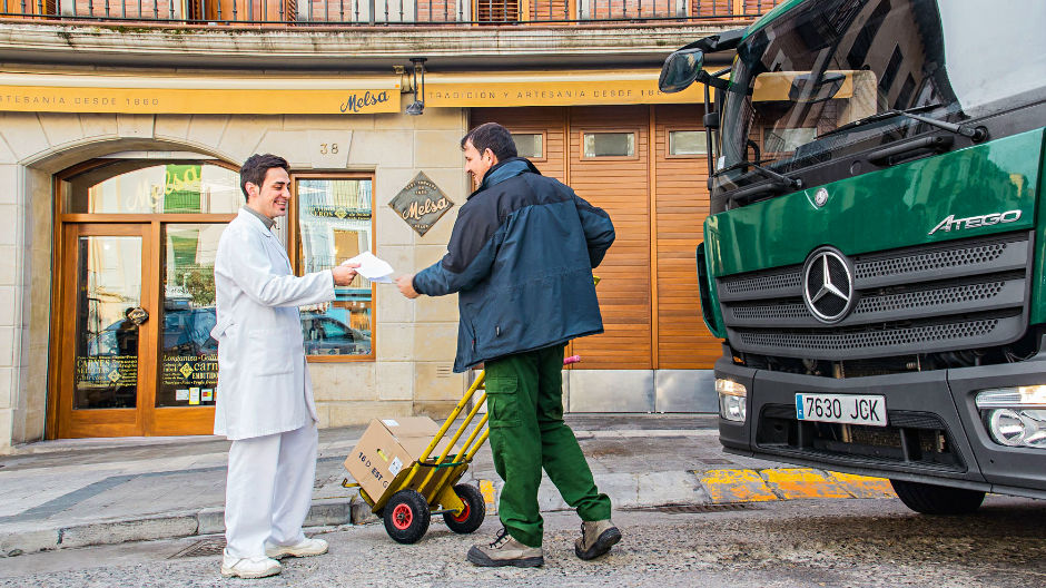 Från by till by. Copimas chaufförer, däribland Luis Lleida, och företagets kunder är mycket trevliga mot varandra – alla känner alla.