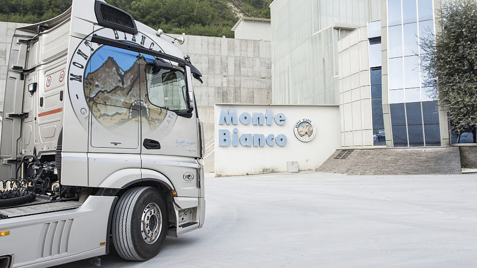 Prachtige uitzichten. De onderneming Monte Bianco Srl is gevestigd in Stallavena di Grezzana, direct aan de voet van de berg. Vier Actros modellen vormen de ruggengraat van het wagenpark.