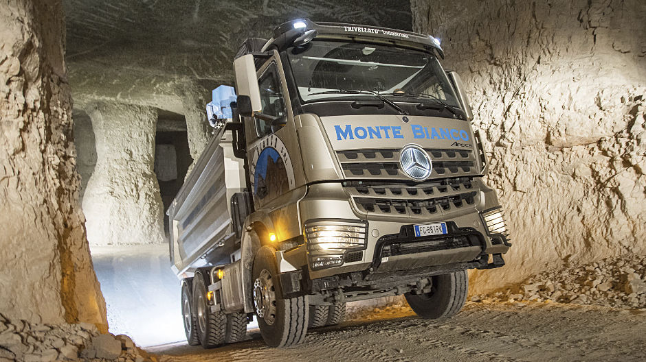 Arocs stenbrottsfordon. För företaget Monte Biancos räkning tar sig det treaxlade tippfordonet in i det enorma tunnelsystemet i Valpantena.