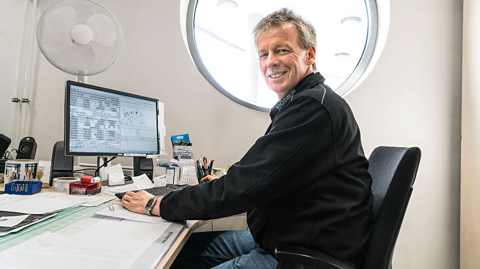 Achter de computer. Michael Schneider van Autohaus Rosier heeft permanent toegang tot de actuele voertuiggegevens van de vloot en kan hierdoor bijvoorbeeld onderhoudswerkzaamheden goed plannen.