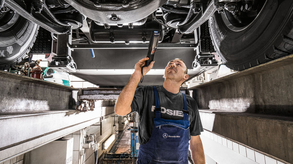 Begeleid door experts … Mercedes-Benz Complete dekt alle onderhouds- en reparatiewerkzaamheden in een servicenet met 2 700 werkplaatsen in heel Europa.