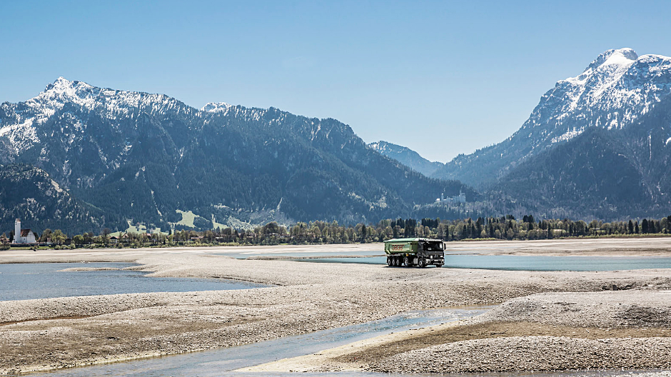In action outside Neuschwanstein Castle. The road-oriented Actros 1843 LS with tipper body is deployed by the Geiger Group in the gravel mining operation in the drained Lake Forggen.