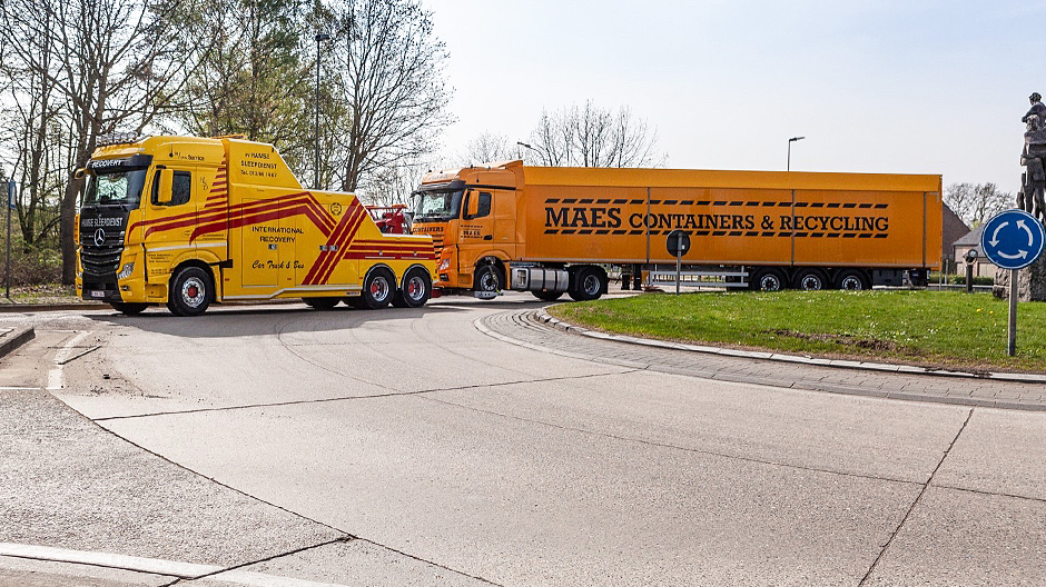 Pure power. The new Actros 3363 in action at Hamse Sleepdienst.