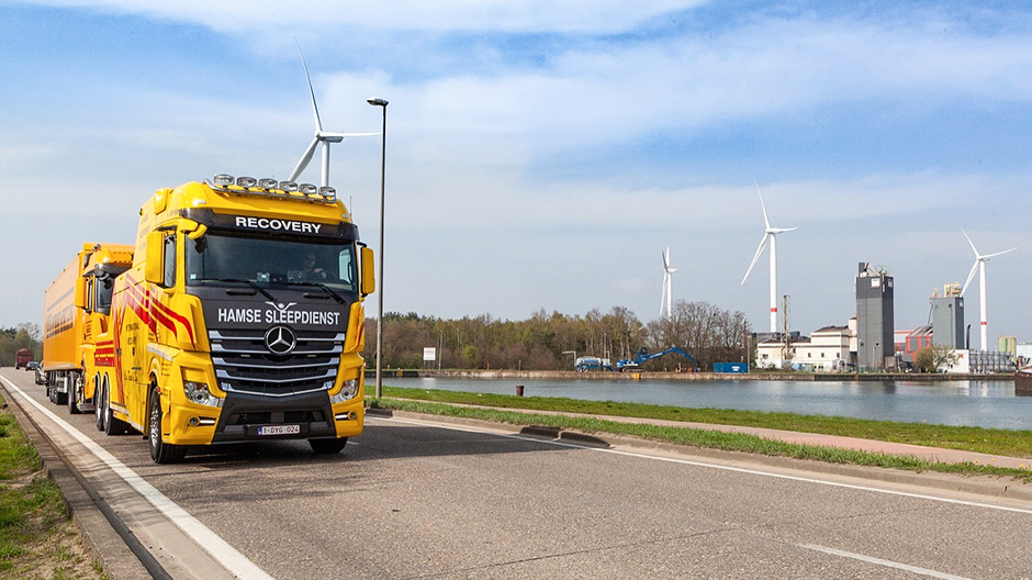 Pure power. The new Actros 3363 in action at Hamse Sleepdienst.