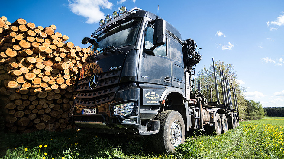 Una dimostrazione di forza. Per Josef Jaša l'Arocs 3351 è il veicolo giusto per eseguire le operazioni di carico del legname.