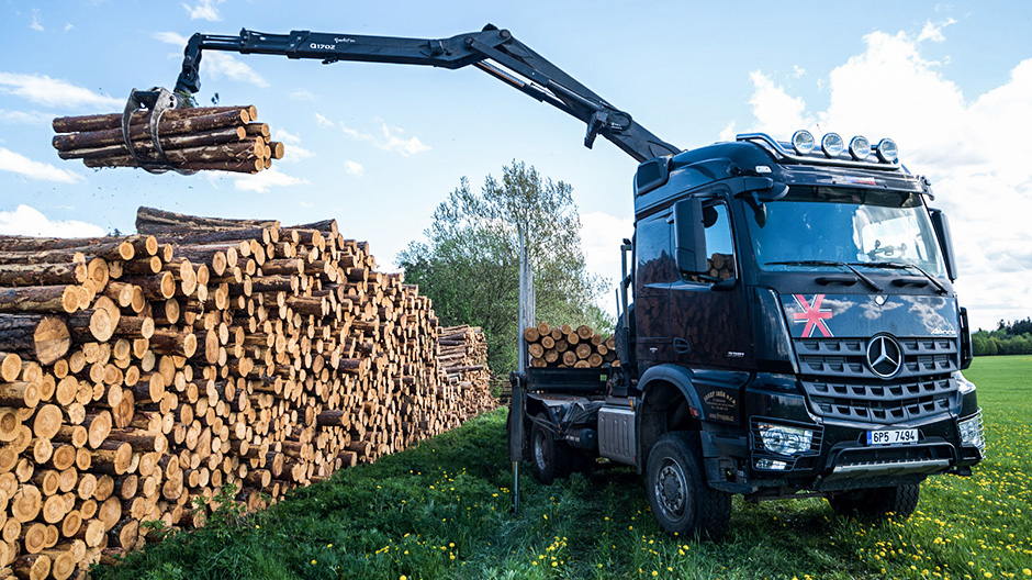 Robust i brug. Arocs 3351 er det helt rigtige køretøj til Josef Jaša, når det gælder lastning af tømmer i felten.