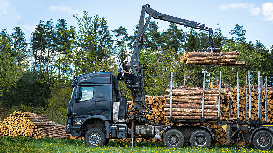 Uso robusto. Para Josef Jaša, el Arocs 3351 es el vehículo perfecto cuando se trata de cargar madera fuera del asfalto.