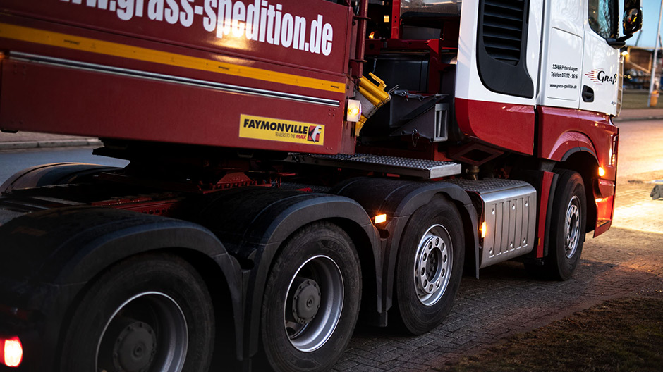 Un vero colosso. L'Actros fino a 250 tonnellate è uno dei Truck più potenti d'Europa. La Spedition Graß lo utilizza in combinazione con un semirimorchio della Faymonville.