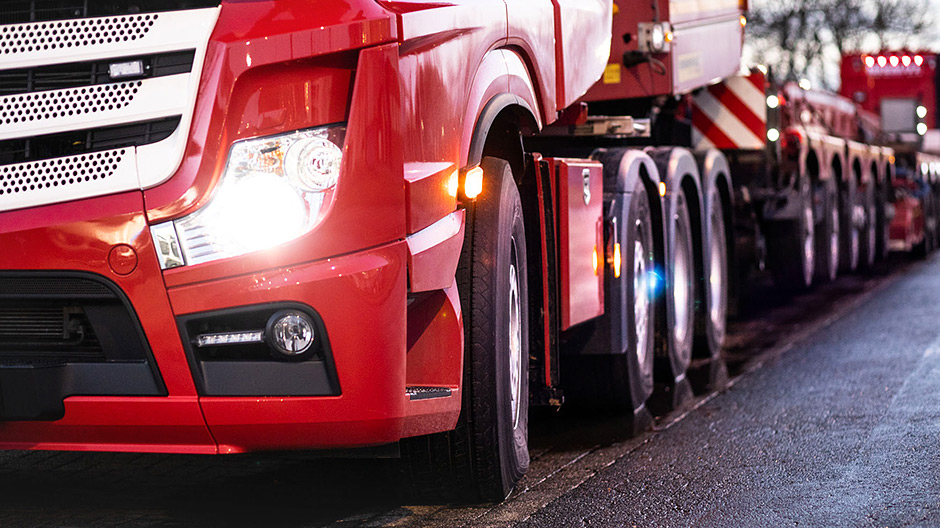 Těžký kalibr. Vůz Actros do 250 tun je jedním z nejvýkonnějších kamionů v Evropě. Dopravce Graß jej kombinuje s návěsem od firmy Faymonville. 