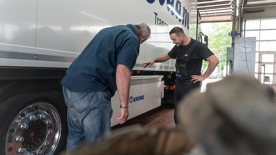 Συμπεριλαμβάνεται ο έλεγχος του ρυμουλκούμενου. Ο Patrick Vögele της αντιπροσωπείας οχημάτων S&G στην Καρλσρούη αναλαμβάνει την έγκαιρη αντικατάσταση των τακακιών στο επικαθήμενο ψυγείο.