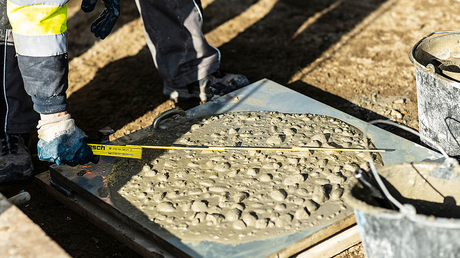 Gemiddeld. 75 centimeter moet het beton meten na 15 keer trillen – dan wordt de bouwstof vrijgegeven.