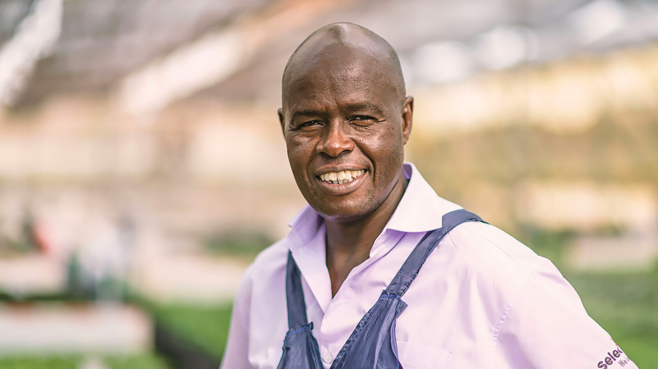Un gran jardinero. Wilson Keter es el jefe de producción de Selecta One en Uganda. Con cerca de 1000 trabajadores, se dedica al cultivo de Pascua durante los meses de verano. Su credo: «Las flores son un idioma que todos entienden. Simplemente, generan alegría». Keter es, sin duda, un gran jardinero.