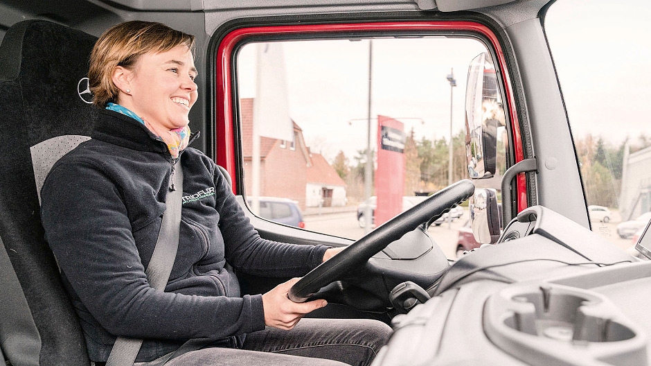 Easy to drive – like a car. Trained horticultural engineer Inga Balke particularly appreciates the PowerShift 3 automated gearshift when she drives the Atego.