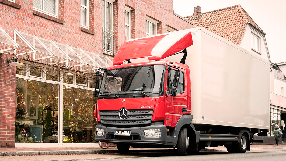 A close connection to her customers. The majority of the Atego’s journeys are to Hamburg’s wholesale flower market, but customers near to the company’s premises have their products delivered directly by Balke.