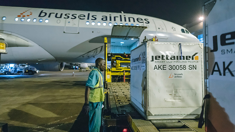 Cesta řízků rostlin do Evropy vede s leteckými společnostmi Brussels Airlines nebo KLM z letiště Entebbe přímo do Bruselu nebo Amsterdamu. Pak už to není daleko do zahradnictvích ve Francii, v Nizozemsku a Německu.