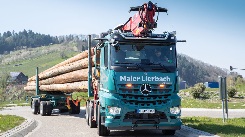 Veilig bergafwaarts: vol beladen en knipperend vanwege de extra lengte brengt een van de twee Arocs-trucks van Rudolf Maier Langholztransporte e. K. uit Lierbach zijn lading naar de klant.