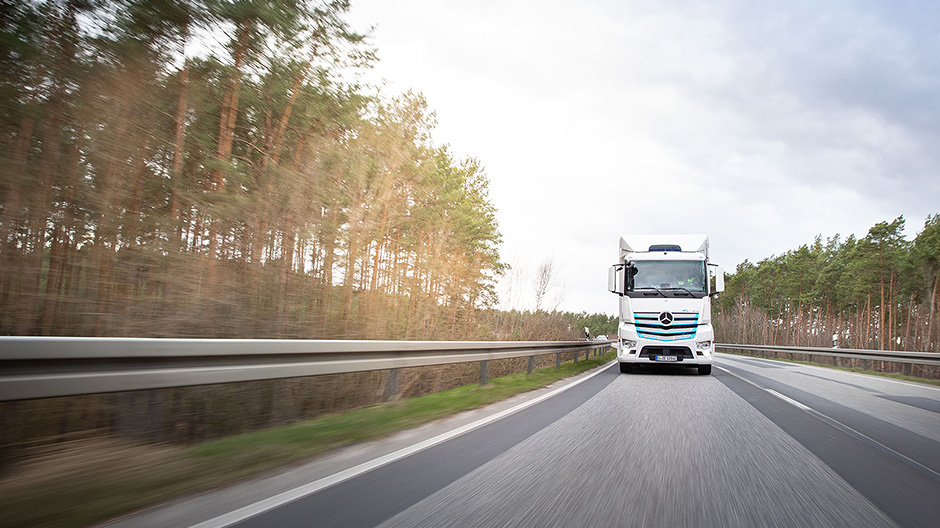 Όχημα βαρέων διανομών: διακριτική εμφάνιση, δυναμική παρουσία στον δρόμο – το eActros που χρησιμοποιεί η EDEKA είναι ένα από τα δέκα πλήρως ηλεκτρικά φορτηγά του στόλου καινοτομίας της Mercedes-Benz Trucks. Η έναρξη της σειράς παραγωγής έχει προγραμματιστεί για το 2021.