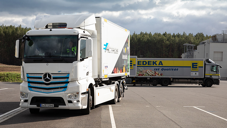 Těžké nákladní vozidlo: Decentní vzhled, silný výkon na trase – eActros nasazený ve společnosti EDEKA je jedním z deseti nákladních vozidel na čistě elektrický pohon v nabídce inovativních vozidel od Mercedes-Benz Trucks. Zahájení sériové výroby je plánováno na rok 2021.