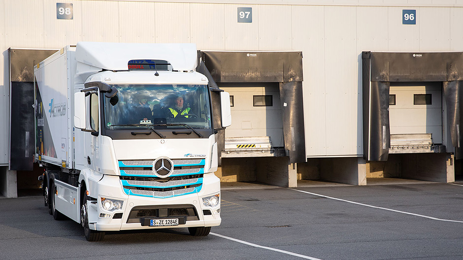 Zware distributie: Discrete look, sterk onderweg – bij EDEKA is de eActros een van de tien volledig elektrische vrachtwagens in het innovatiepark van Mercedes-Benz Trucks. De start van de serieproductie is gepland voor 2021.