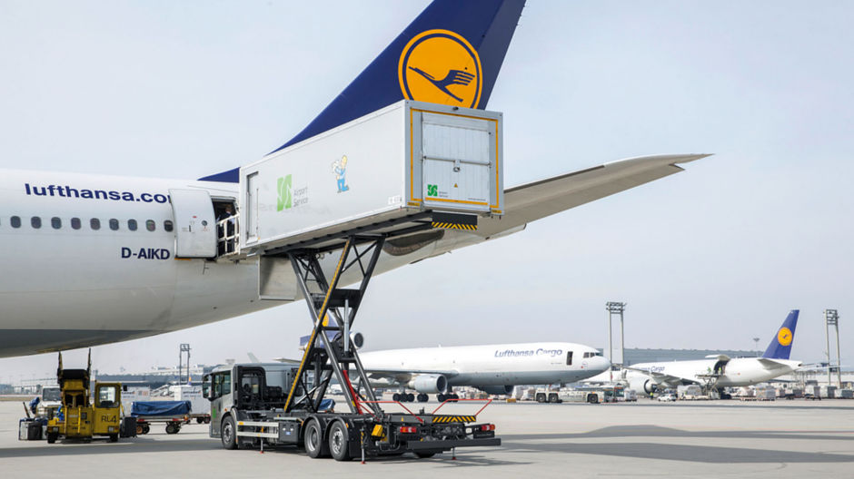 Gemaakt voor platforms. Met twee nieuwe Econics 2630 belaadt WISAG Aviation Service Holding de luchtvaartmaatschappijen in Frankfurt.