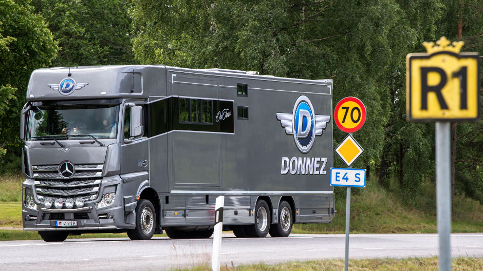 Uniek. Donnez is de eerste Zweedse folkband die een vrachtwagen heeft omgebouwd tot tourbus.